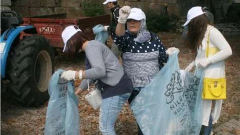 Gençler, Gölyazı Adası'nı çöplerden temizledi
