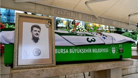 Bursaspor’un ilk kalecisi Gündüz Özcebe dualarla uğurlandı