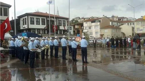 Tirilye'de yağmur altında kurtuluş kutlaması