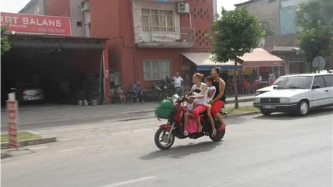 2 kadın ve 2 çocuğun motosiklet üzerindeki tehlikeli yolculuğu