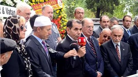 'Taçsız Kral' Metin Oktay ölümünün 24. yılında mezarı başında anıldı