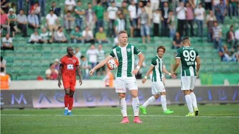 Bursasporlu futbolcular galibiyeti taraftara armağan etti