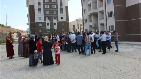 TOKİ’den ev alan vatandaşlar, dairelerin teslim edilmesi için eylem yaptı