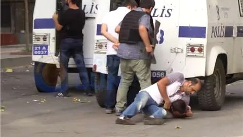 Darp edilip gözaltına alınan avukat, gazetecilerden yardım istedi