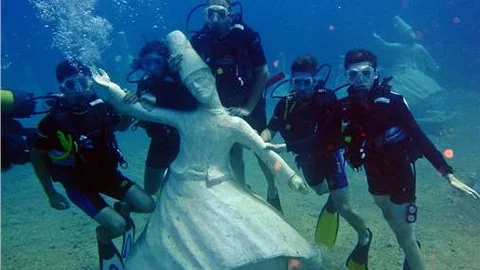 Turistler Side'de su altında Anadolu'nun zenginliklerini görüyor