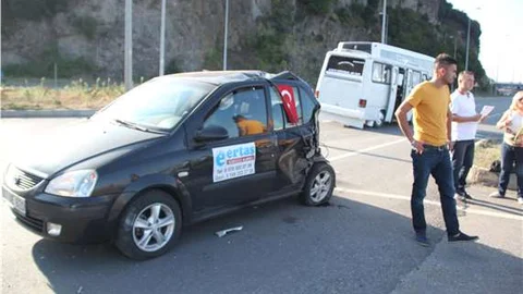 İşçi servisi ile sürücü adayı aracı çarpıştı 10 yaralı