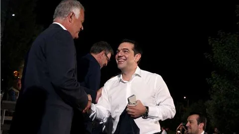 Yunanistan'da favori iki lider canlı yayında kararsızları hedefliyor