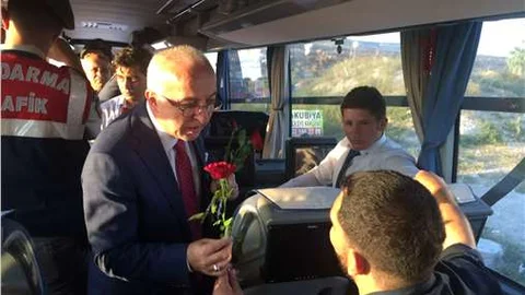 Doğu illerine giden yolculara gül dağıttılar