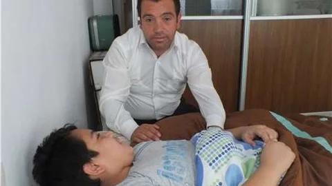 Engelli baba, engelli oğluna bakabilmek yardım bekliyor