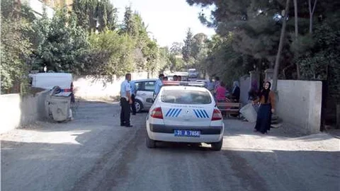 Bozuk olan yolun yapılmasını isteyen vatandaşlar yolu trafiğe kapattı
