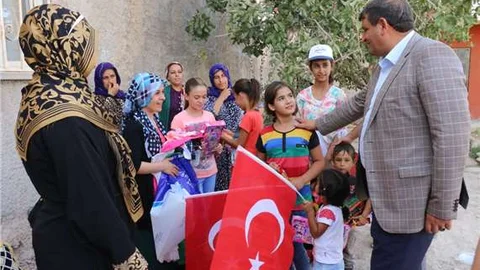 Akçakale Belediyesi'nden yetim çocuklara bayram hediyesi
