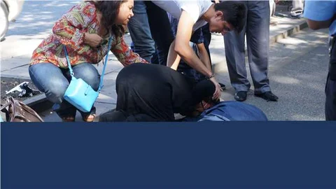 Genç kız, otomobil çarpan annesinin başında sinir krizi geçirdi