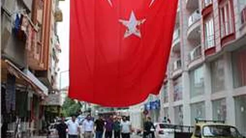 Çarşamba’da caddelere dev Türk bayrakları asıldı