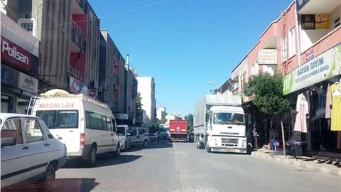 Kahta'nın en işlek caddesindeki trafik sorunu, vatandaşları canından bezdiriyor