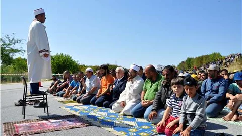 Suriyeli mülteciler TEM otoyolunda Cuma namazı kıldı