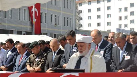 Şehit annesi, oğlunu 'seninle hayallerimiz vardı' diyerek uğurladı