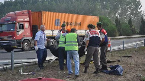 TEM'de bariyerlere çarpan otomobil takla attı 1 ölü, 3 yaralı