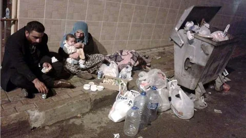 Çocuklarının karının doyurmak için marketlerin kapanmasını bekliyor