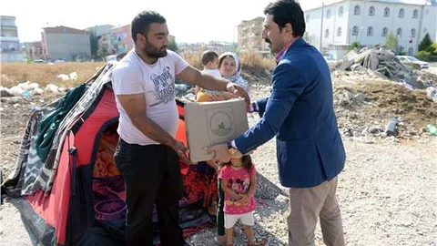 Belediye çadırda kalan aileye giysi verdi, yalan haber servis etti