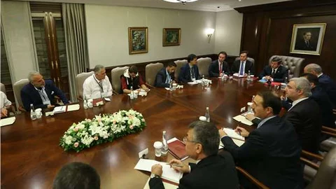 Davutoğlu, Suriyeli sığınmacıların temsilcileri ile görüştü