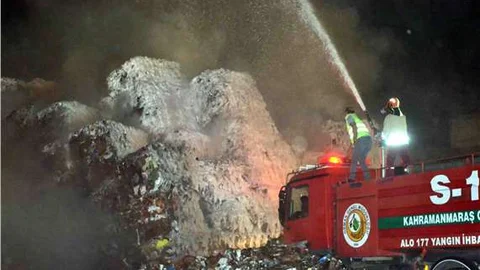 Kağıt fabrikasında korkutan yangın