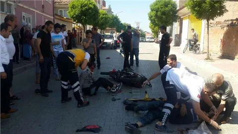 Motosiklet, traktörün altına girdi 2 yaralı
