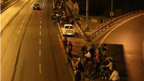 Avrupa'ya gitmek isteyen Suriyeliler TEM'de Edirne'ye doğru yürüyüşe geçti