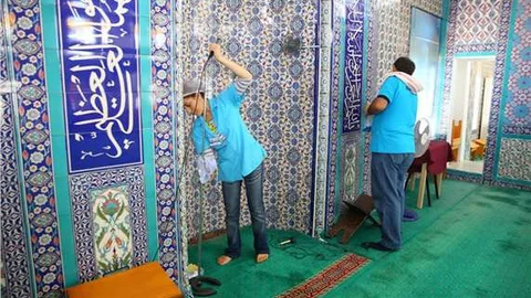 Buca Belediyesi camilerde bayram temizliği yaptı