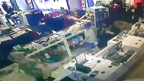 Bebek arabasındaki çantanın çalınma anı kamerada