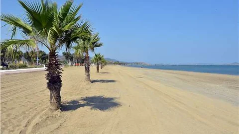 Urla'nın Kum Denizi sahili modern plaj olarak düzenlendi