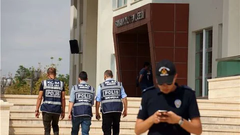 Polisler, 'arama izinleri yok' diyen müdür yardımcısını gözaltına aldı