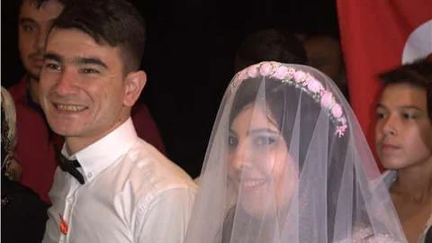 Kendi düğününe yetişemeyen uzman çavuş damat sonunda geline kavuştu