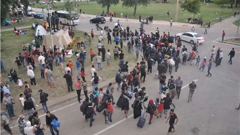 Edirne'de sınıra yürümek isteyen sığınmacılar polis engeline takıldı