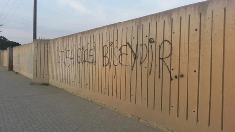 Bursaspor tesislerinin duvarına ‘istifa’ yazdılar