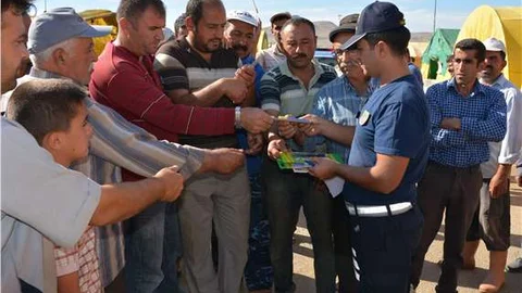 Jandarma, kurban pazarında sahte para tespit kalemi dağıttı