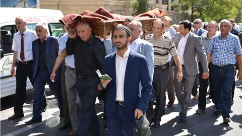 Azerbaycan'ın ünlü şairi Mehmet Aslan toprağa verildi