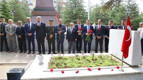 Kırşehir'de bayram arifesinde şehitliğe protokolden ziyaret