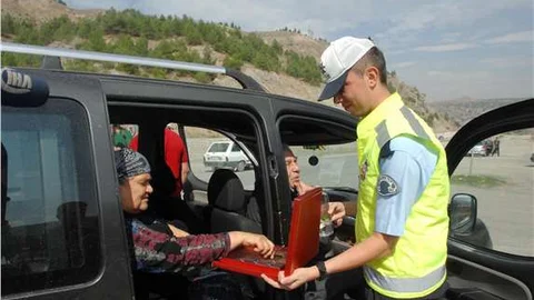Trafik ekiplerinden sürücülere çikolatalı uyarı