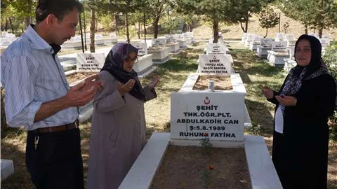 Mezarlık ve şehitliklere ziyaretçi akını