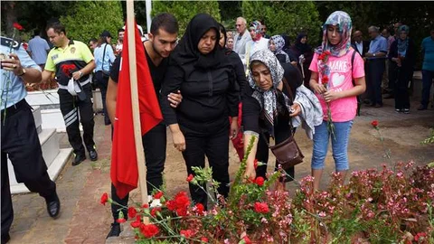 Şehit annesi kabir ziyaretinde gözyaşı döktü Hasanım, evi kim ziyaret edecek?