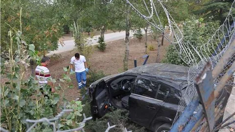 Kışlaya demir korkulukları yıkarak giren otomobil, askerleri alarma geçirdi
