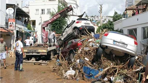 Bodrum'daki selde 33 araba, 200 ev ve işyeri zarar gördü