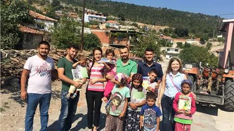 CHP Soma İlçe Gençlik Kolları çocuklara kırtasiye malzemesi dağıttı