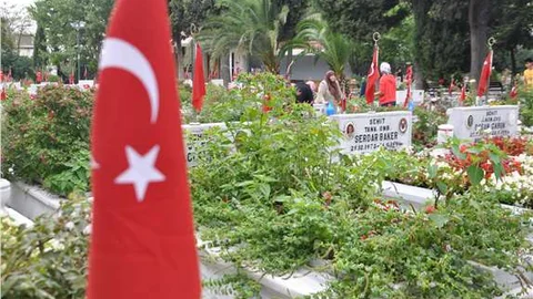 Şehitlik ziyaretinde duygulu anlar