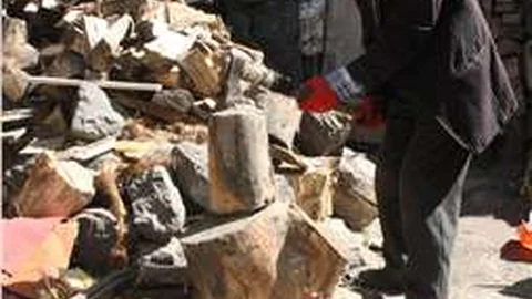 60 yıllık hayatını bir balta ile kazandı