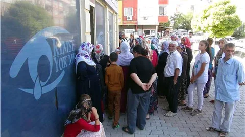 Bayramın ilk sabahını yoksullarla geçirip yüzlerini güldürdüler