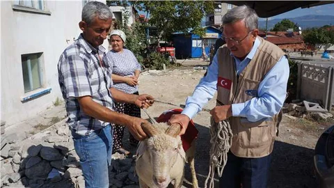 Kimse Yok Mu Derneği, Denizli'de şehit ailelerine kurbanlık koç hediye etti