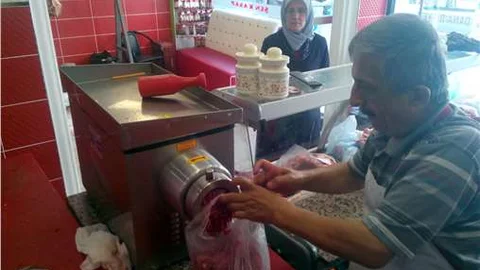 Kasaplar gece yarılarına kadar kıyma çekiyor