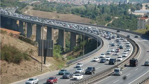 Tatilcilerin dönüşte, arabalar dur kalk ilerliyor