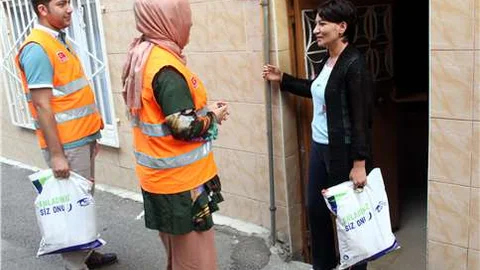 Kimse Yok Mu Derneği, Bursa’da 600 aileye kurban eti dağıttı